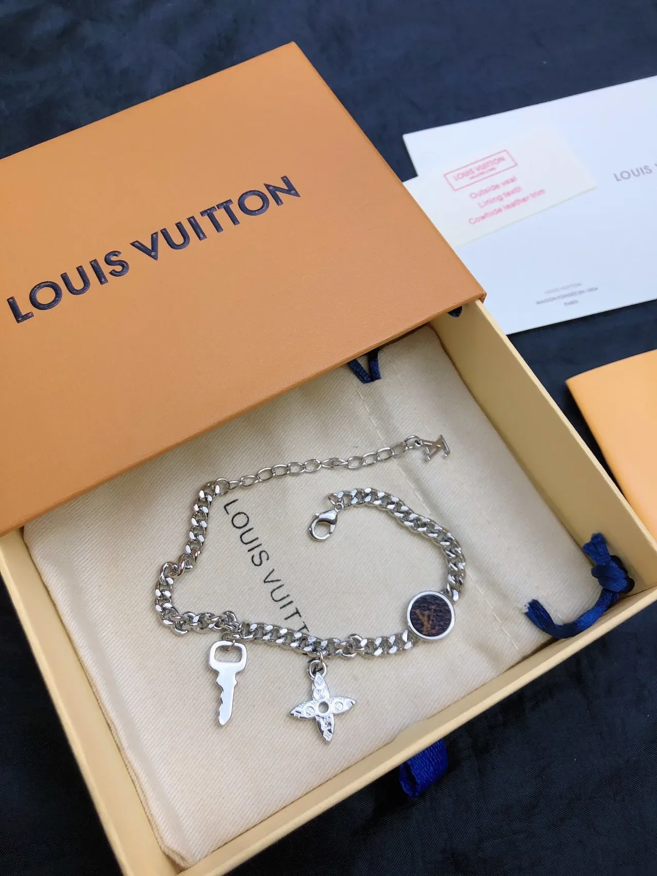Louis Vuitton Chain Reaction Multi-Charm Pulseira Prata 7