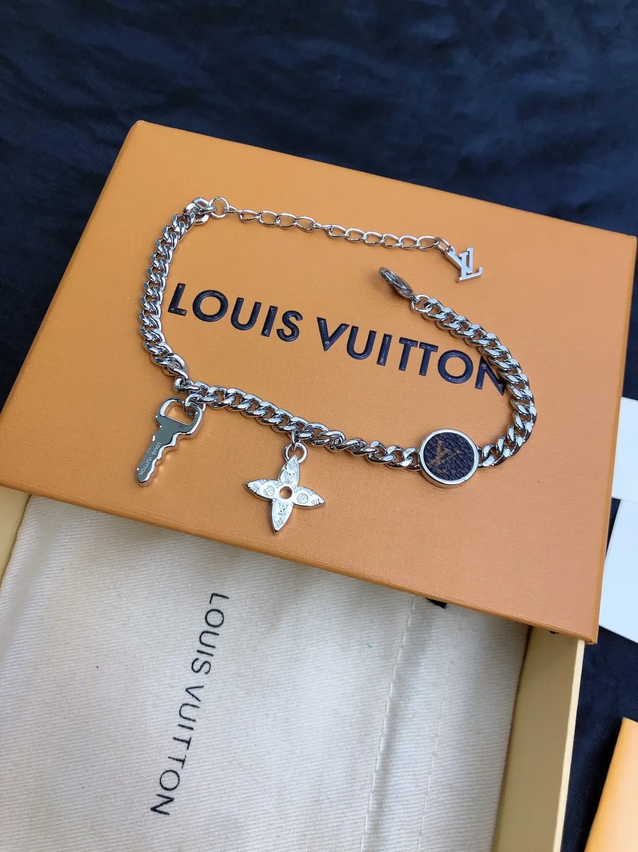 Louis Vuitton Chain Reaction Multi-Charm Pulseira Prata 8