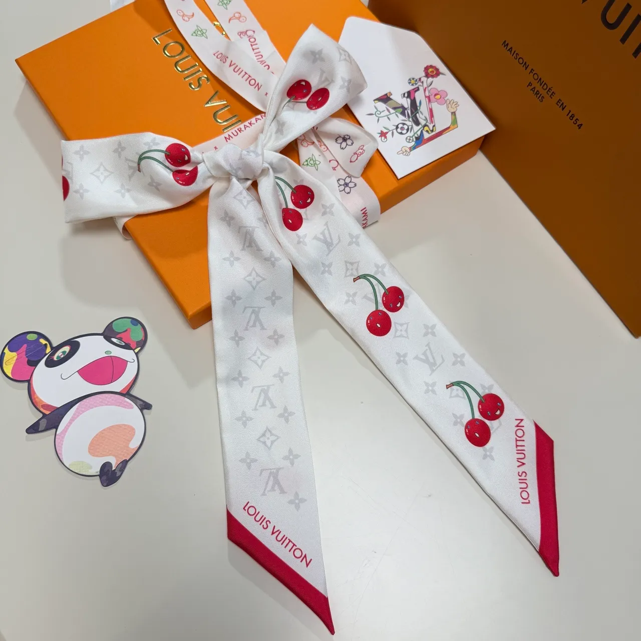 Louis Vuitton Lenço de cereza com Monogram Motivo azul e vermelho em seda 2