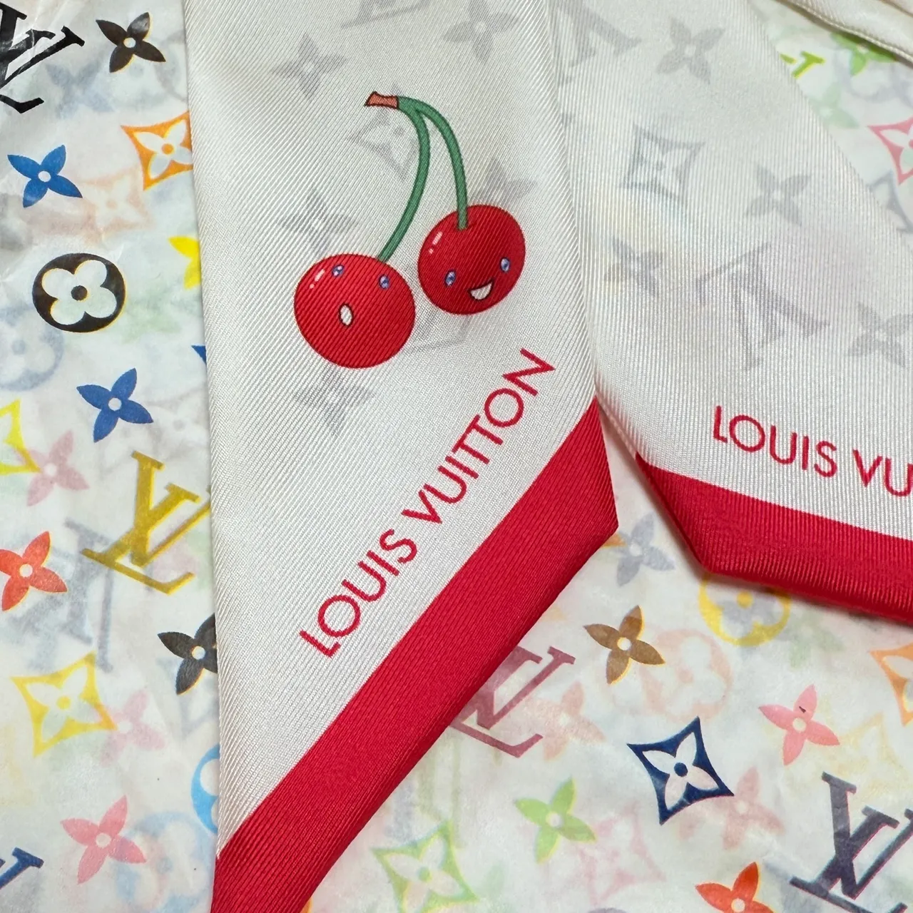 Louis Vuitton Lenço de cereza com Monogram Motivo azul e vermelho em seda 3