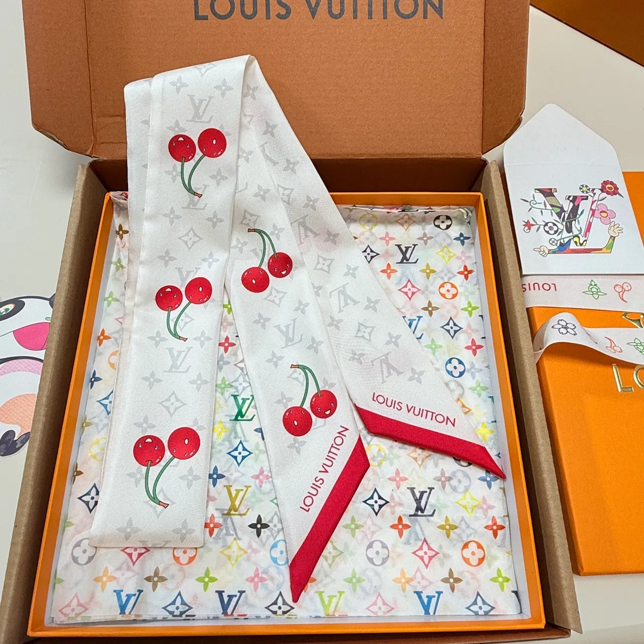 Louis Vuitton Lenço de cereza com Monogram Motivo azul e vermelho em seda 4