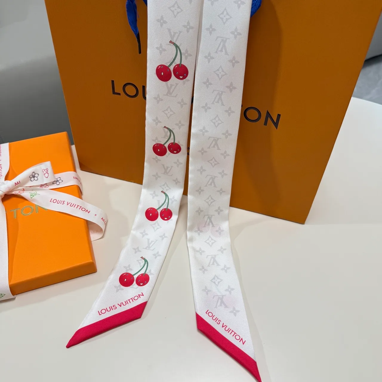 Louis Vuitton Lenço de cereza com Monogram Motivo azul e vermelho em seda 5
