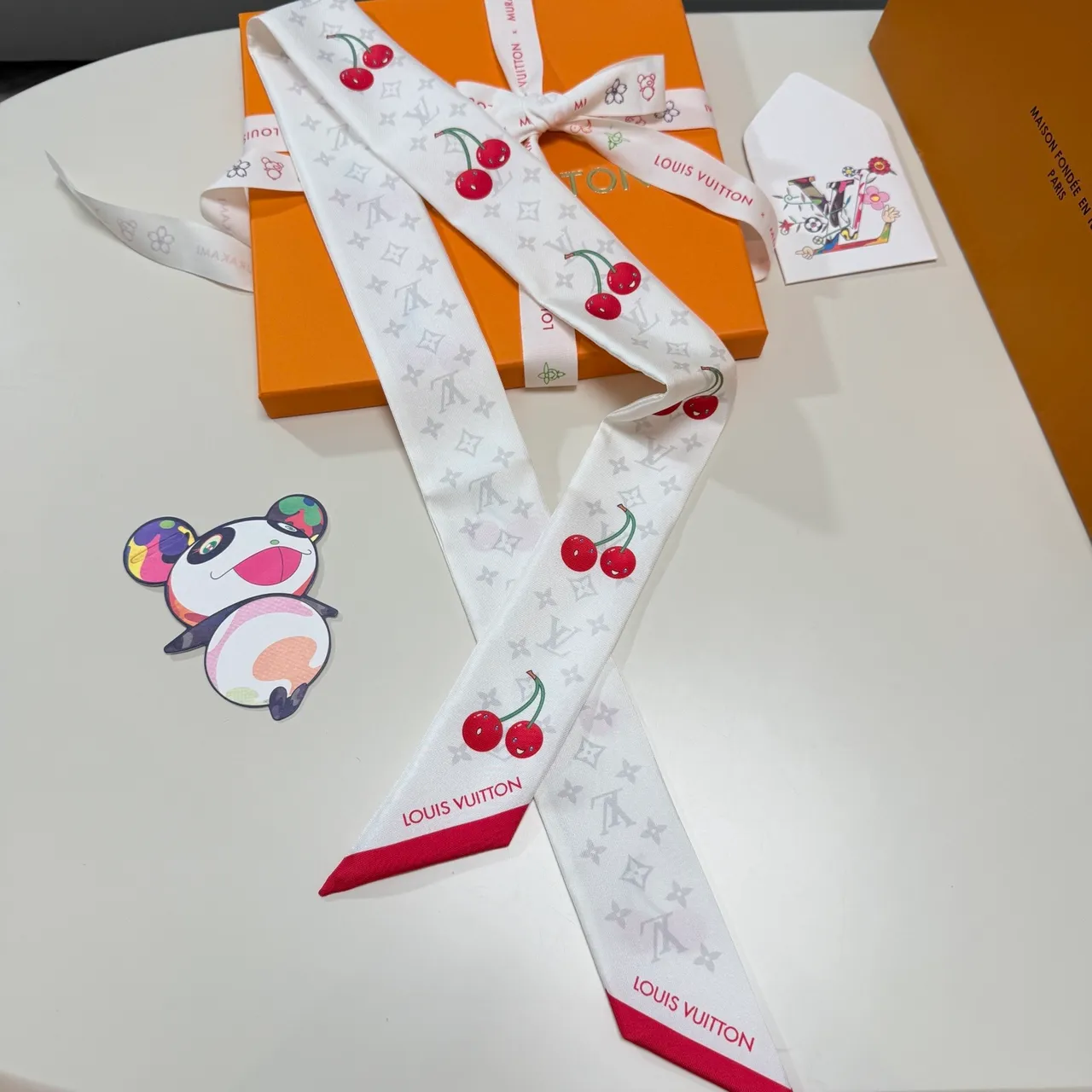 Louis Vuitton Lenço de cereza com Monogram Motivo azul e vermelho em seda 7