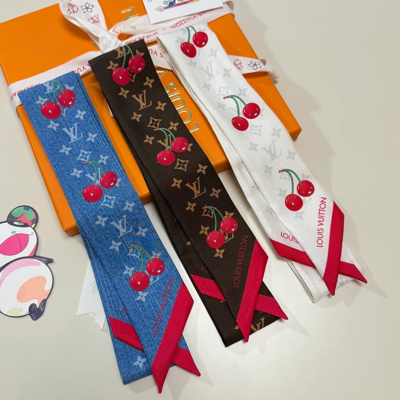 Louis Vuitton Lenço de cereza com Monogram Motivo azul e vermelho em seda 9