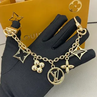 Louis Vuitton Cadena de oro con multi-charms y colgante