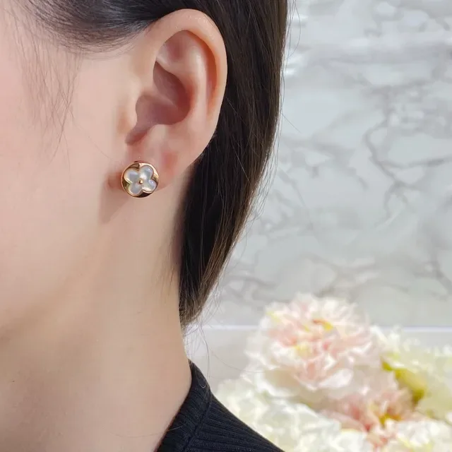 Louis Vuitton Gold Green Quatrefoil Flower Motif Enamel And Mother-of-Pearl Inlay Earrings 9
