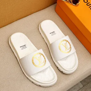Louis Vuitton सोने का मोनोग्राम लॉगो वाला सफेद स्लिपर
