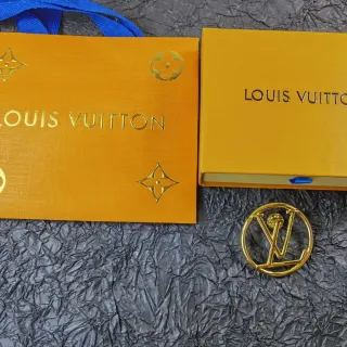 Louis Vuitton গোল্ড-টোন মোনোগ্রাম লোগো ব্রোচ