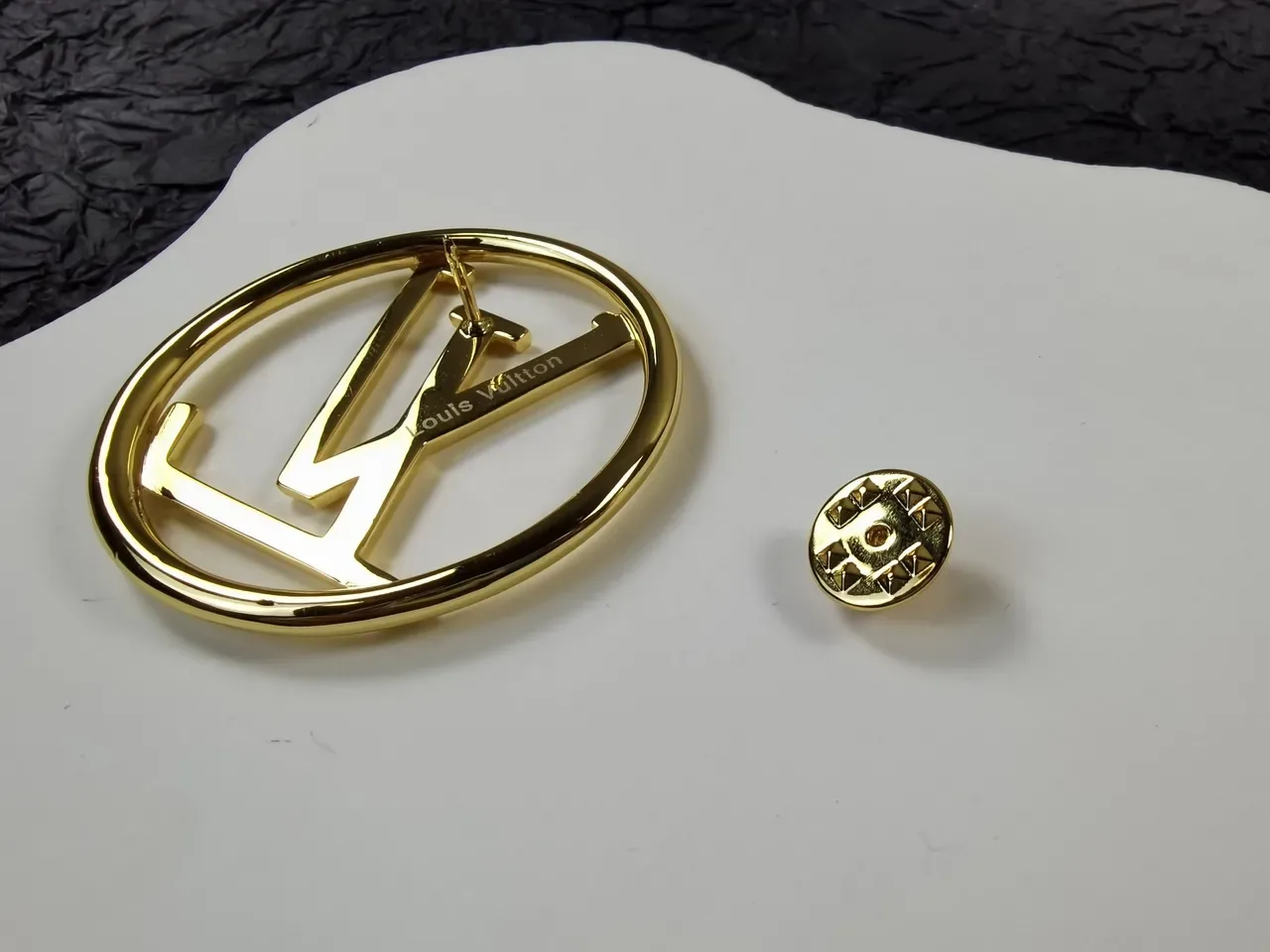 Louis Vuitton Broche Dourado Logo Monograma 2