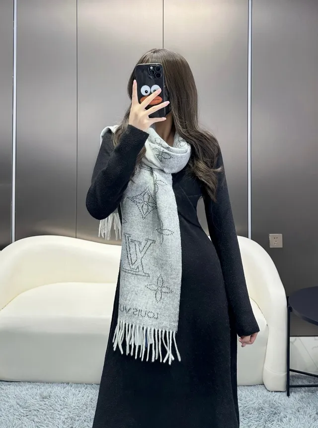 Louis Vuitton Écharpe Gris Blanc Légère Tissée Bord Frangé Cachemire 2