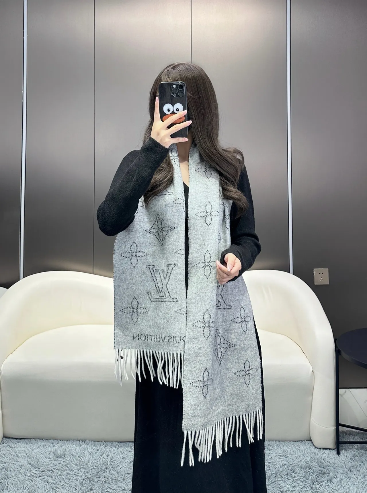 Louis Vuitton Écharpe Gris Blanc Légère Tissée Bord Frangé Cachemire 3