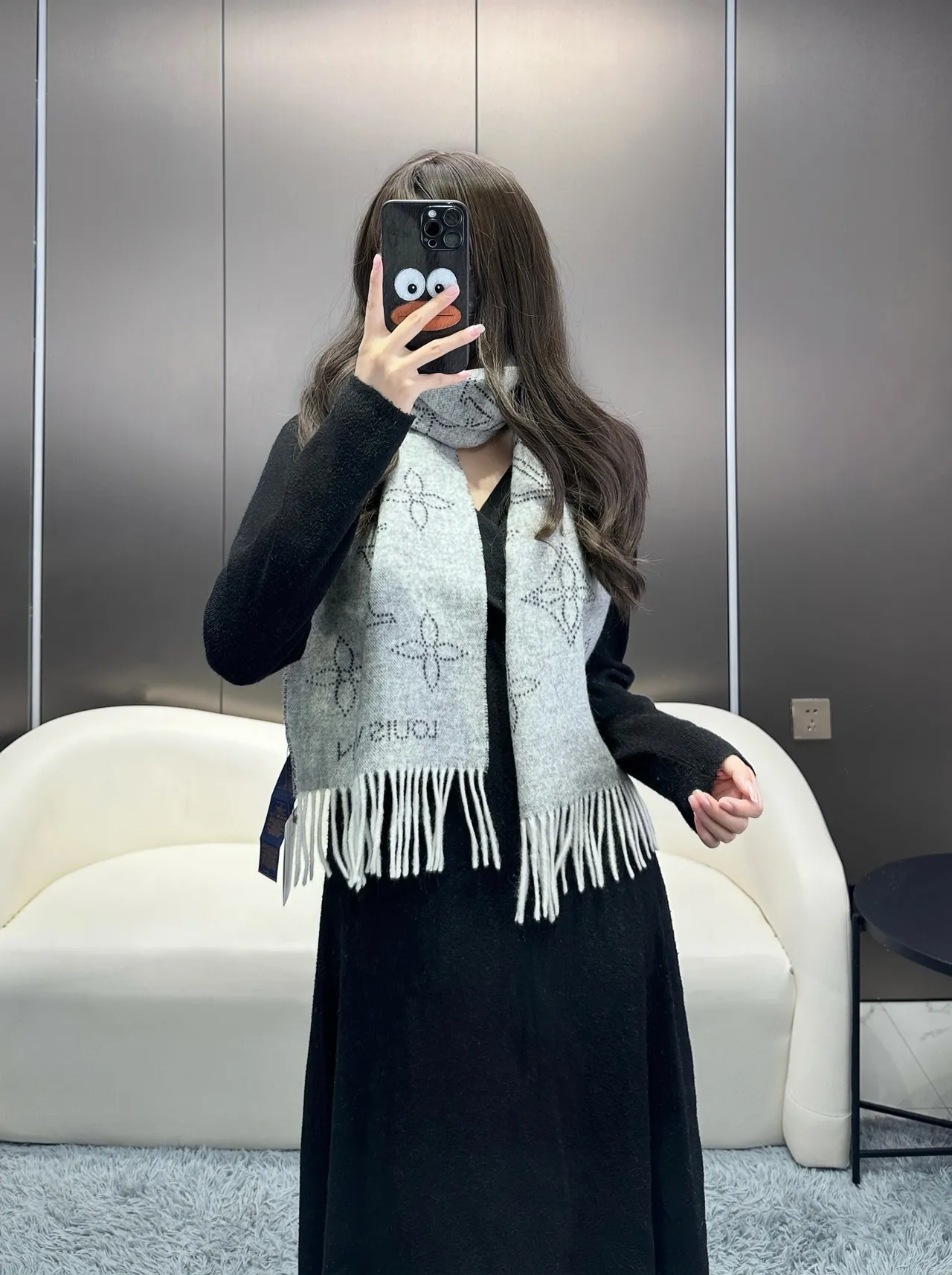 Louis Vuitton Écharpe Gris Blanc Légère Tissée Bord Frangé Cachemire 4