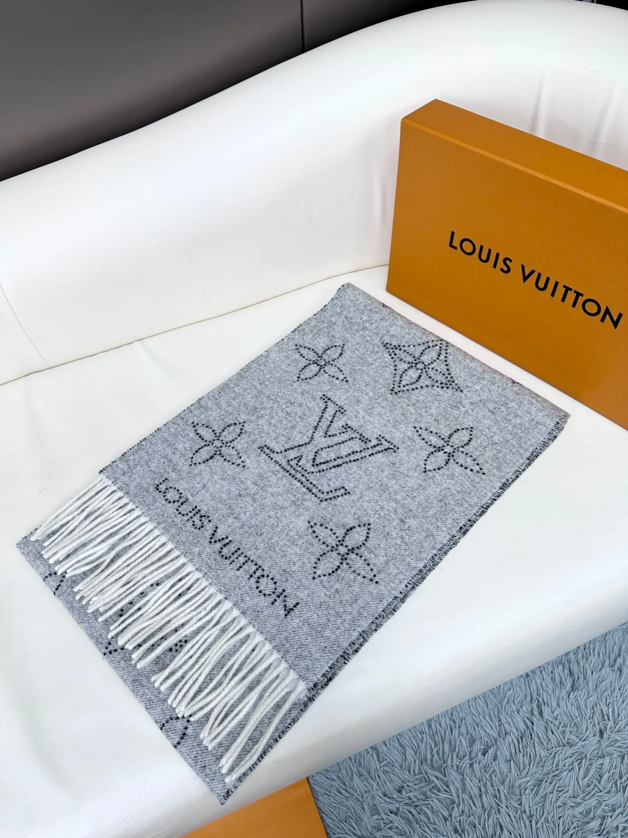 Louis Vuitton Écharpe Gris Blanc Légère Tissée Bord Frangé Cachemire 7