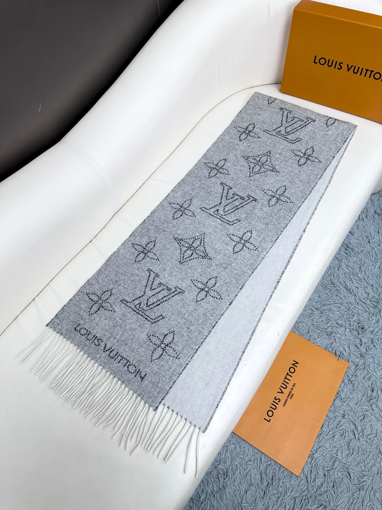 Louis Vuitton Écharpe Gris Blanc Légère Tissée Bord Frangé Cachemire 8