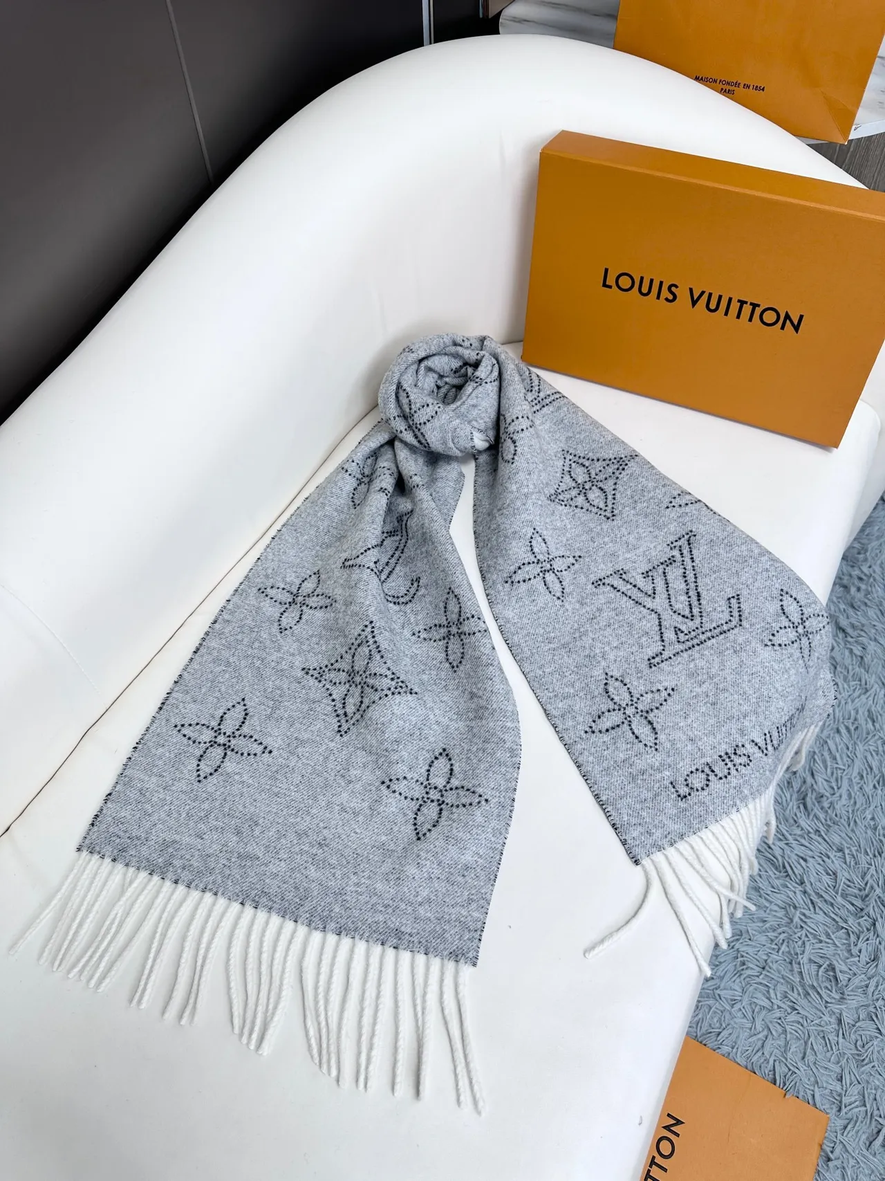 Louis Vuitton Écharpe Gris Blanc Légère Tissée Bord Frangé Cachemire 9