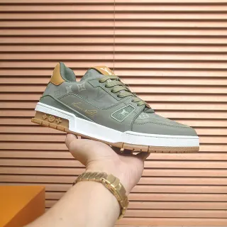 Louis Vuitton sneakers lifestyle con parte superior verde beige estampada con monograma, suela intermedia blanca esculpida