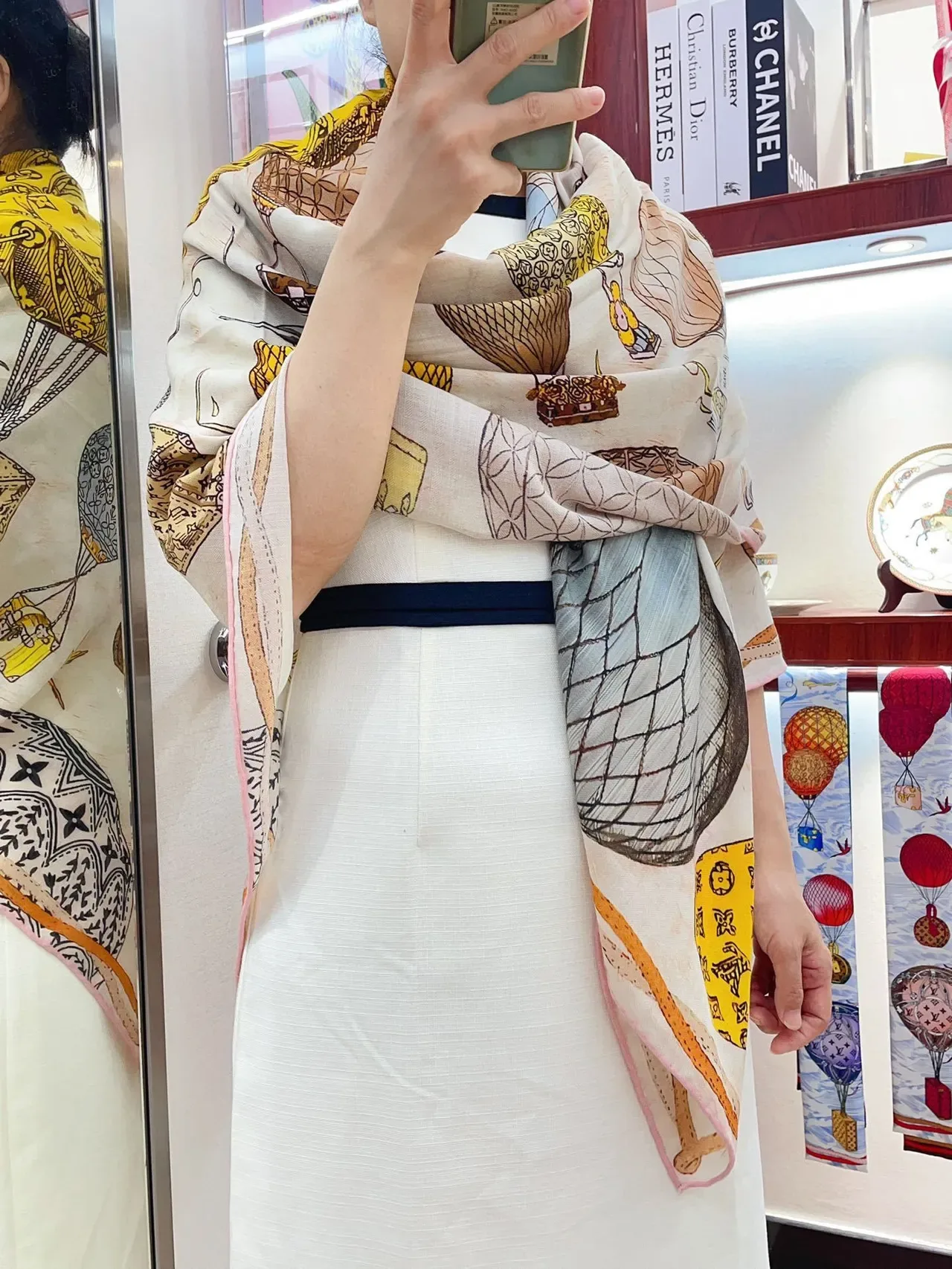 Louis Vuitton Cachecol de Seda com Impressão Ilustrada 2