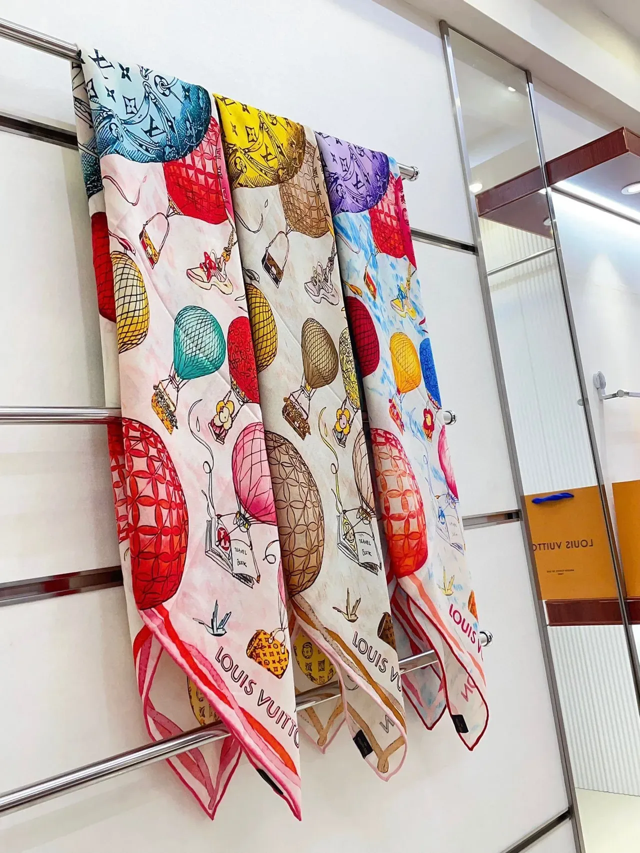 Louis Vuitton Cachecol de Seda com Impressão Ilustrada 4