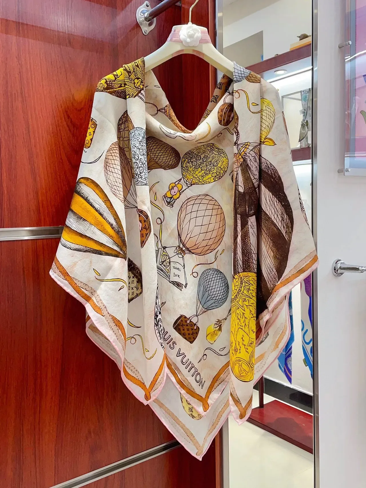 Louis Vuitton Cachecol de Seda com Impressão Ilustrada 7