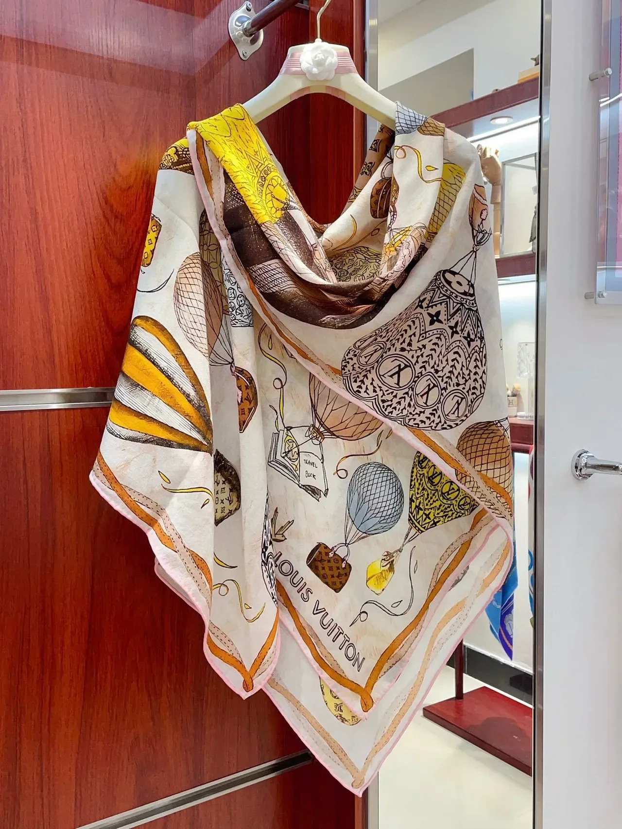 Louis Vuitton Cachecol de Seda com Impressão Ilustrada 8
