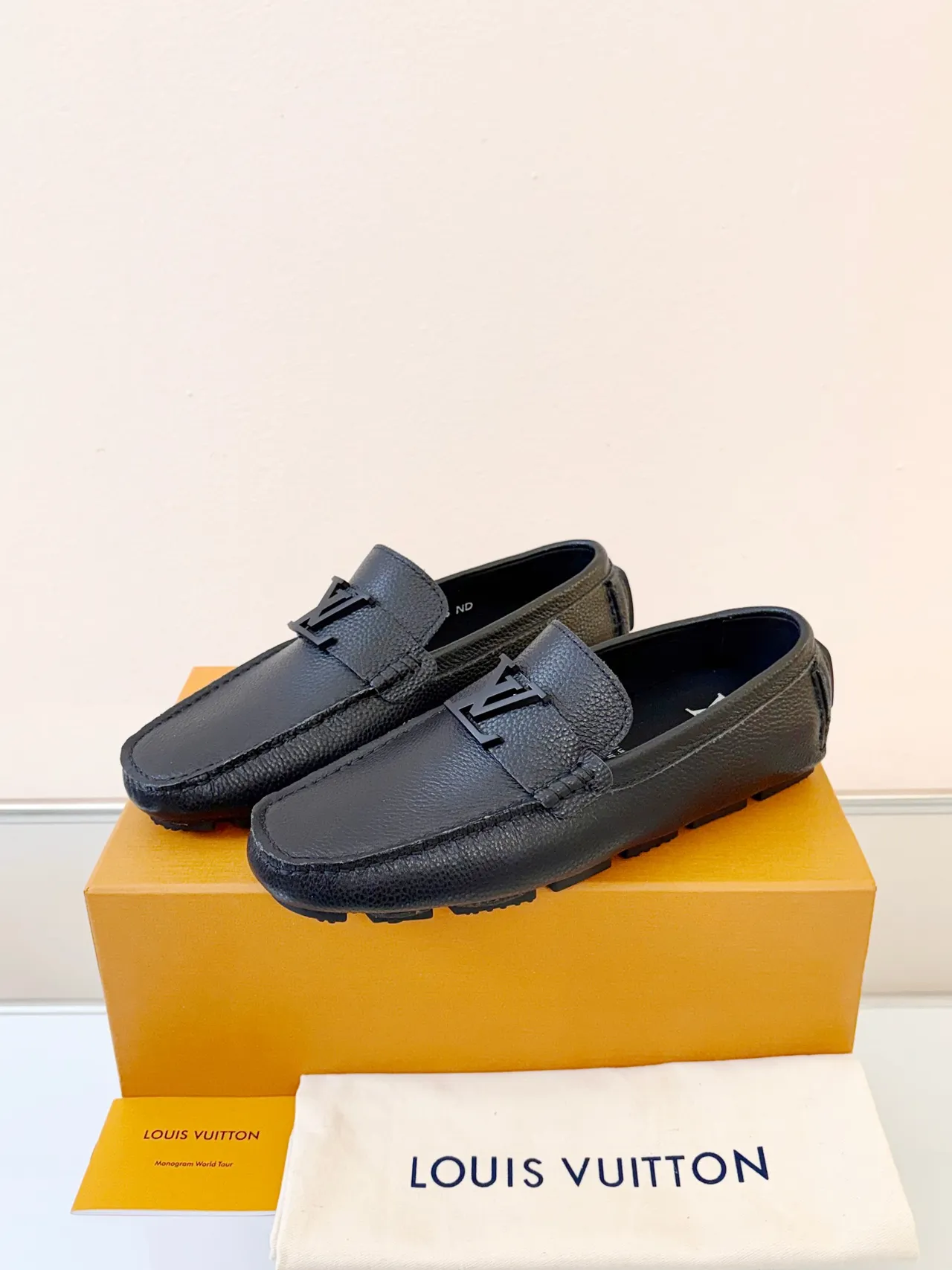 Louis Vuitton mocassin Noir cuir granulé LV boucle Twist-Lock mocassin 2