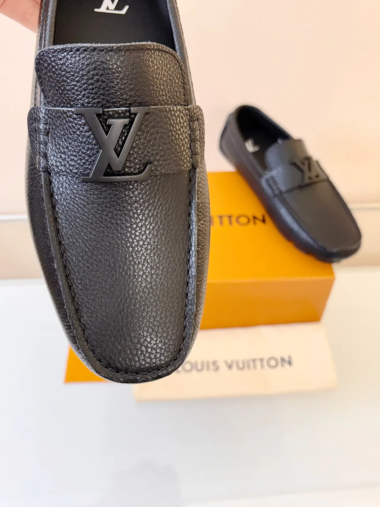 Louis Vuitton mocassin Noir cuir granulé LV boucle Twist-Lock mocassin 3
