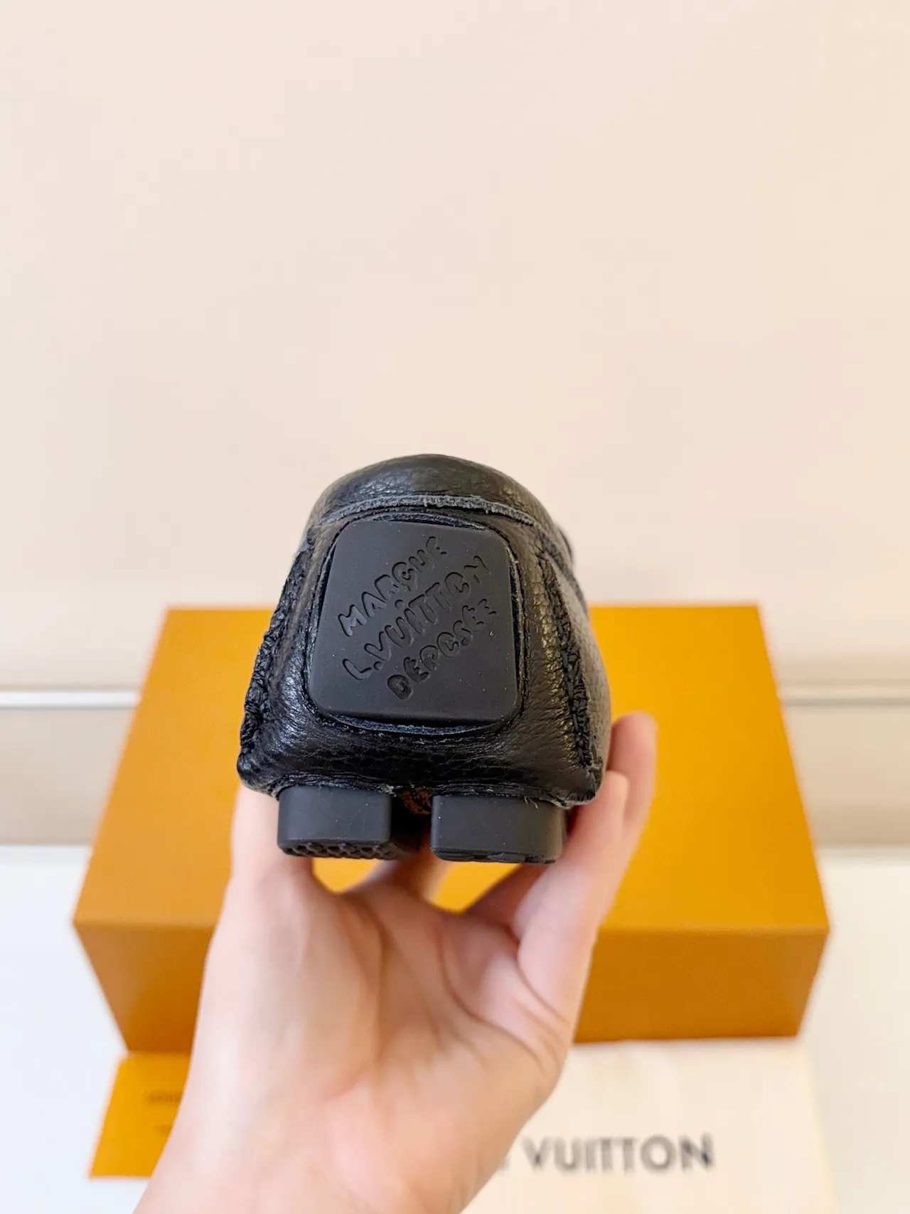 Louis Vuitton mocassin Noir cuir granulé LV boucle Twist-Lock mocassin 4