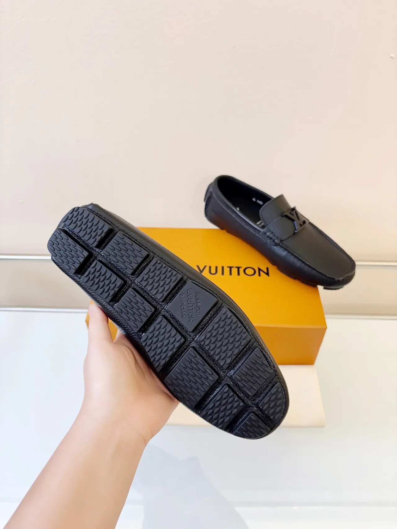 Louis Vuitton mocassin Noir cuir granulé LV boucle Twist-Lock mocassin 5