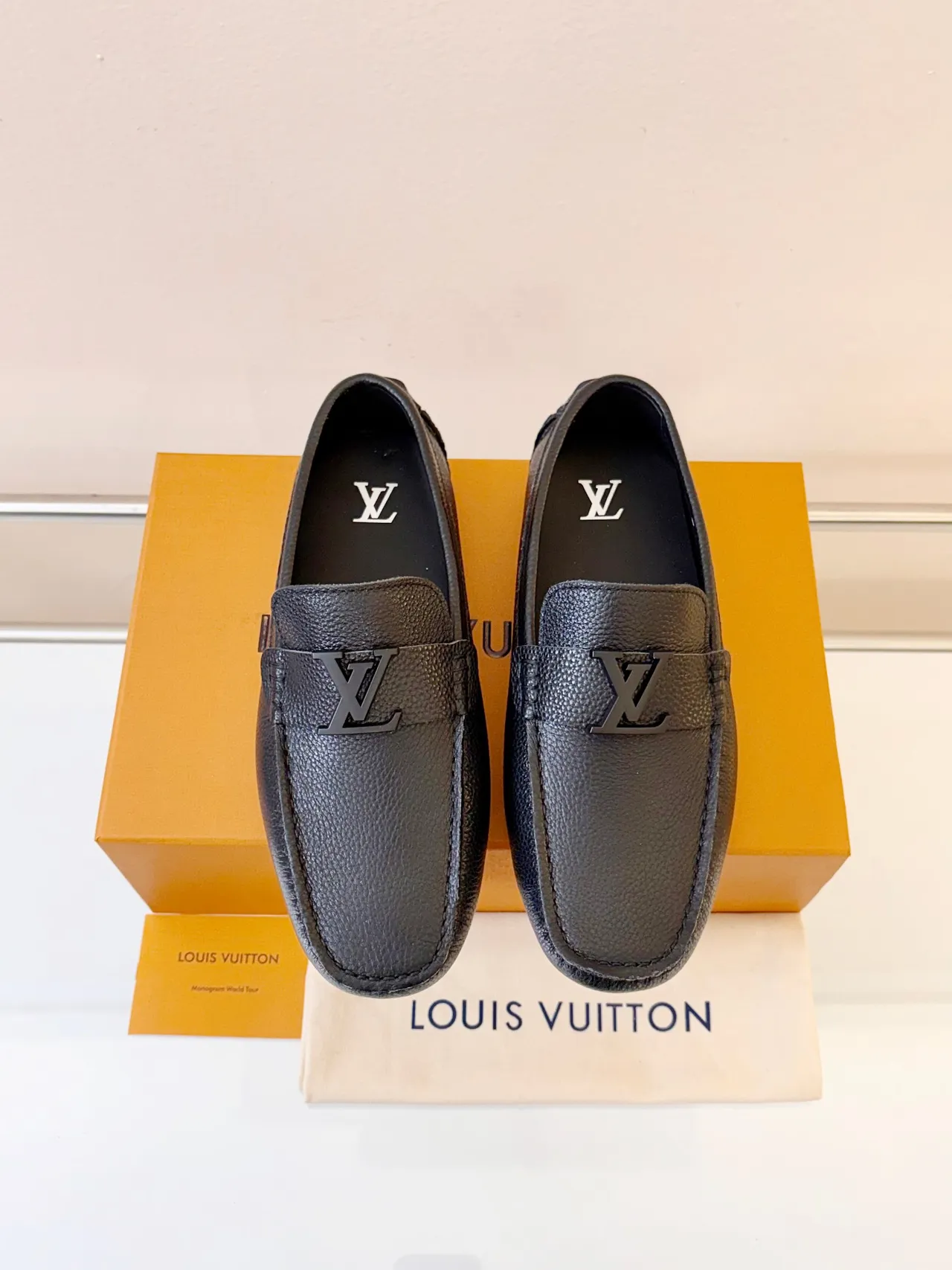 Louis Vuitton mocassin Noir cuir granulé LV boucle Twist-Lock mocassin 6