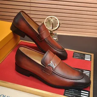 Louis Vuitton लोफर भूरा चमड़ा LV Buckle