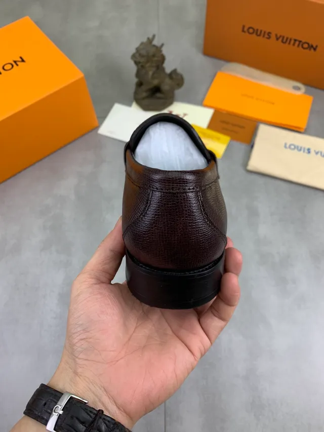 Louis Vuitton Mocassin Marron Cuir Texturisé Boucle Dorée Mocassin 3