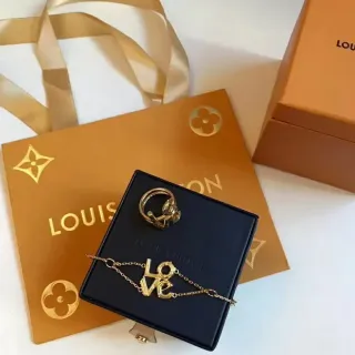 Louis Vuitton Love Gold Black Cursive Charm سوار سلسلة رفيعة