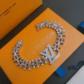 إسورة سلسلة لويس فيتون LV بلون فضي فاتح مع بلورات كريستال