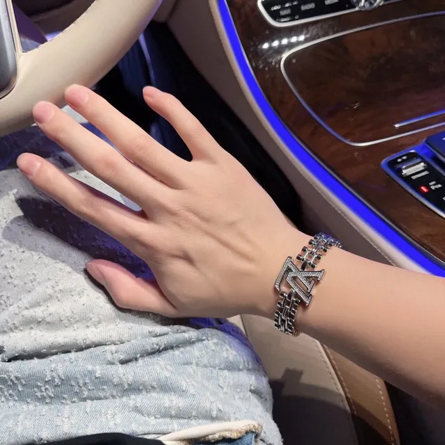 Bracelete de corrente Louis Vuitton LV em tons de prata com pavê de cristais 2