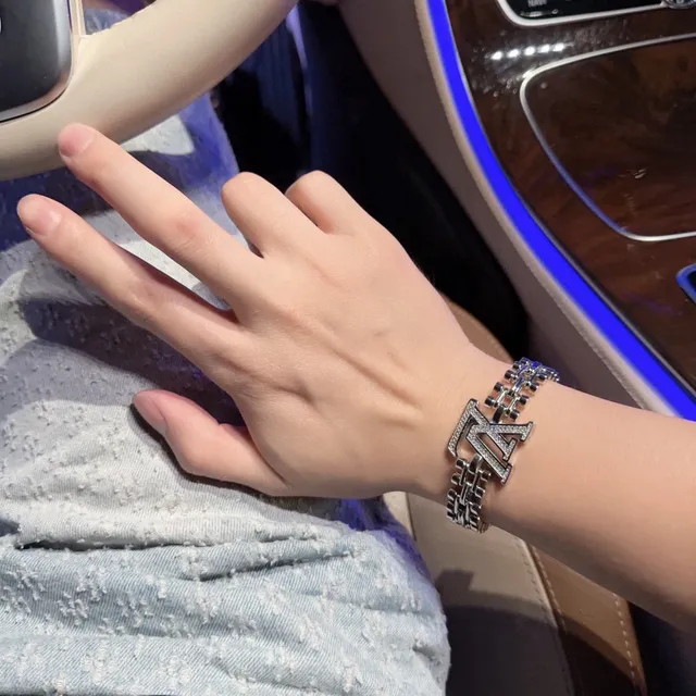Bracelete de corrente Louis Vuitton LV em tons de prata com pavê de cristais 4