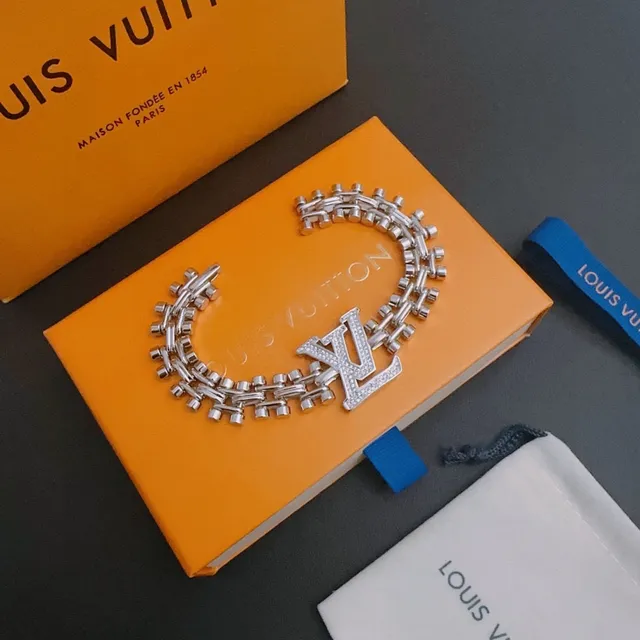 Bracelete de corrente Louis Vuitton LV em tons de prata com pavê de cristais 5