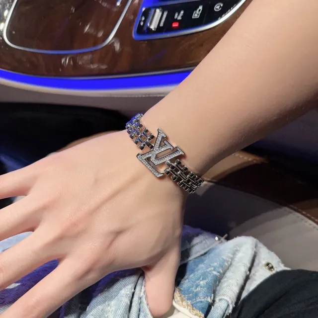 Bracelete de corrente Louis Vuitton LV em tons de prata com pavê de cristais 7