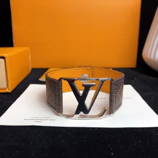 Louis Vuitton LV Initiales سوار كوف جلد بني