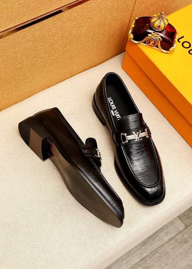 Louis Vuitton LV Mocassin Noir Doré Cuir Poli Sangle à Boucle Mocassin 2