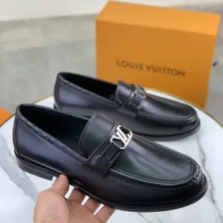 Louis Vuitton LV काला पॉलिश्ड चमड़े की लोफर्स