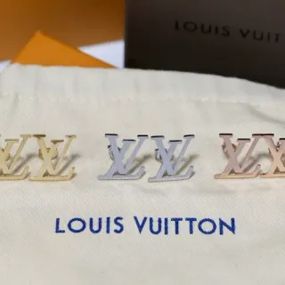 Louis Vuitton LV Monogram Logo Stud pendientes