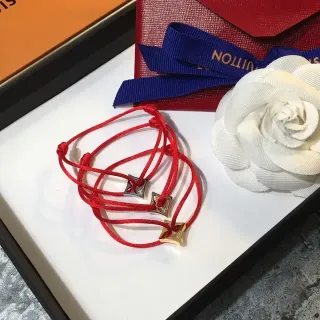 Louis Vuitton LV سوارة سحر مربعة أحمر ذهبي حبل مربوط حلية معدنية