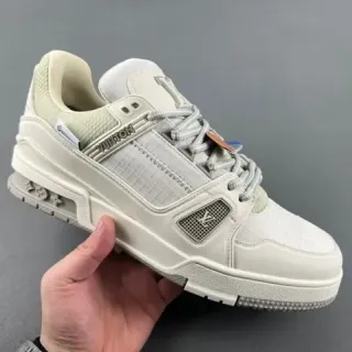 لويس فيتون LV Trainer أحذية رياضية كاجوال بيجي رمادي مع قاعدة منحوتة وأعلى من نسيج طبقي وصناعي