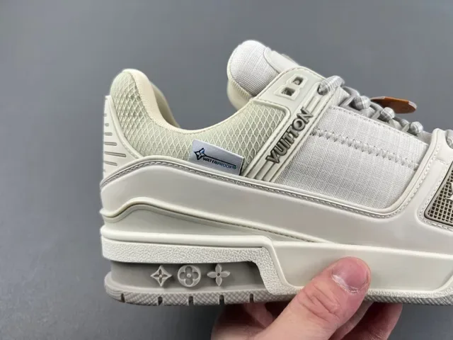 Louis Vuitton LV Trainer Beige Gray Chunky Sneakers semelle sculptée upper tissu layered et synthétique 2