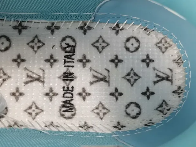 Louis Vuitton LV Trainer Sneakers Lifestyle Bleues Blanches Cuir Layered Détail Sangle Asymétrique Style De Vie 2