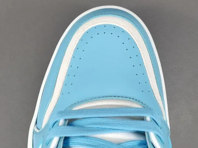 Louis Vuitton LV Trainer Sneakers Lifestyle Bleues Blanches Cuir Layered Détail Sangle Asymétrique Style De Vie 3