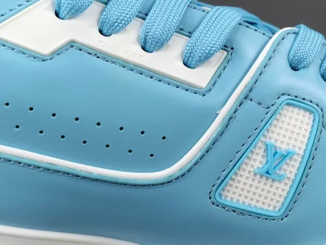 Louis Vuitton LV Trainer Sneakers Lifestyle Bleues Blanches Cuir Layered Détail Sangle Asymétrique Style De Vie 5