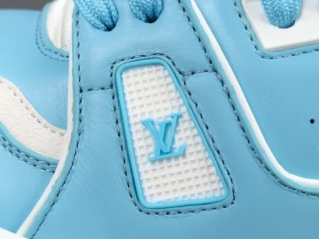 Louis Vuitton LV Trainer Sneakers Lifestyle Bleues Blanches Cuir Layered Détail Sangle Asymétrique Style De Vie 7