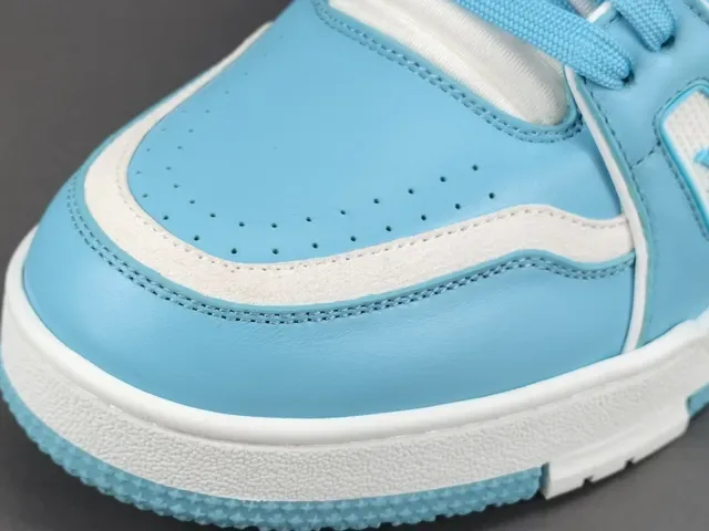Louis Vuitton LV Trainer Sneakers Lifestyle Bleues Blanches Cuir Layered Détail Sangle Asymétrique Style De Vie 8