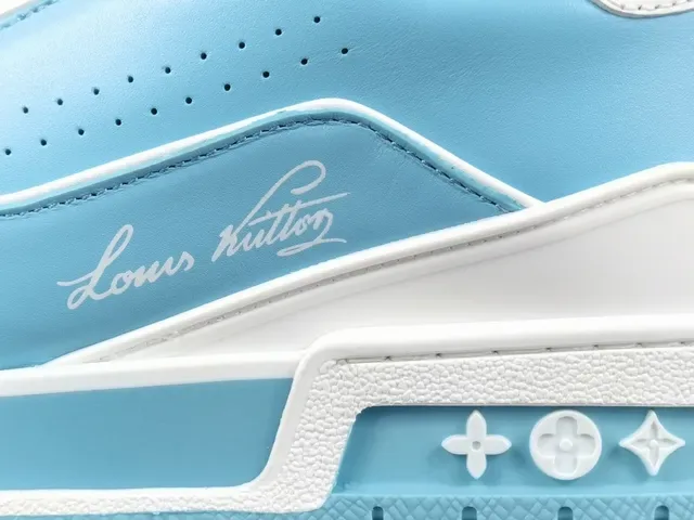 Louis Vuitton LV Trainer Sneakers Lifestyle Bleues Blanches Cuir Layered Détail Sangle Asymétrique Style De Vie 9